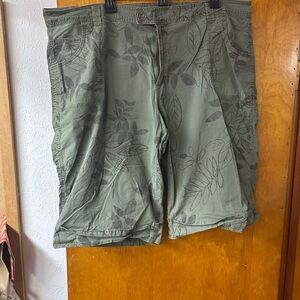 Venezia Olive Cargo Shorts